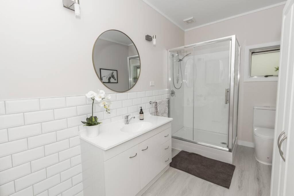 Rustling Oaks Nz Boho Pool House Hotel Cambridge Bagian luar foto