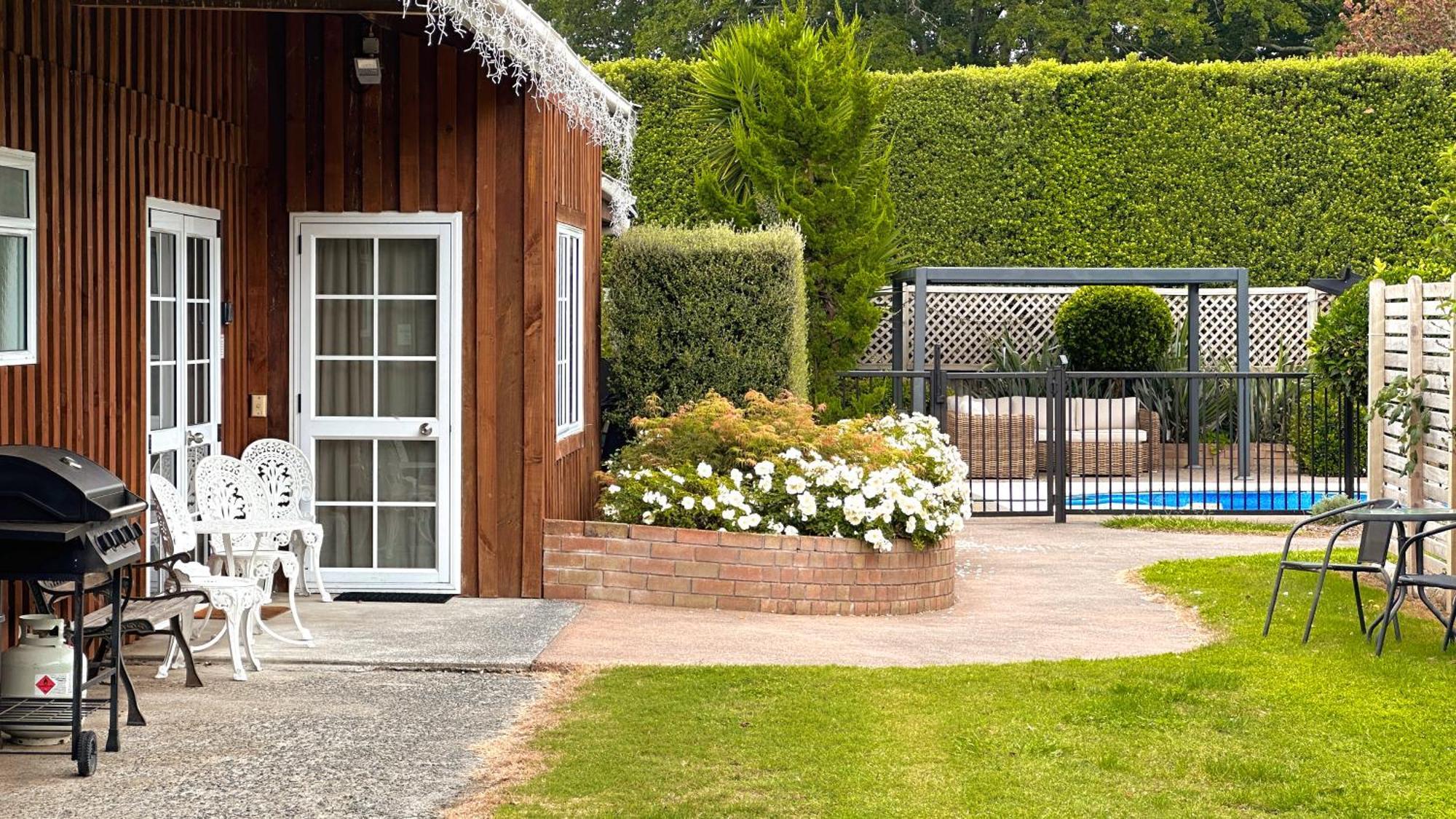 Rustling Oaks Nz Boho Pool House Hotel Cambridge Bagian luar foto