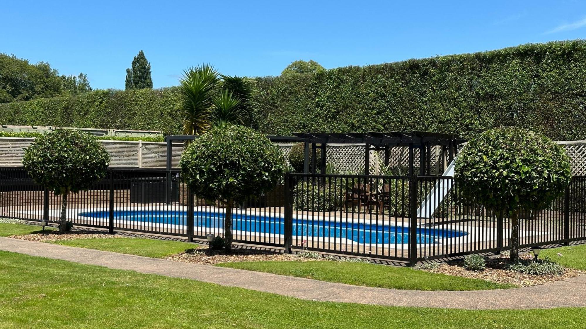 Rustling Oaks Nz Boho Pool House Hotel Cambridge Bagian luar foto