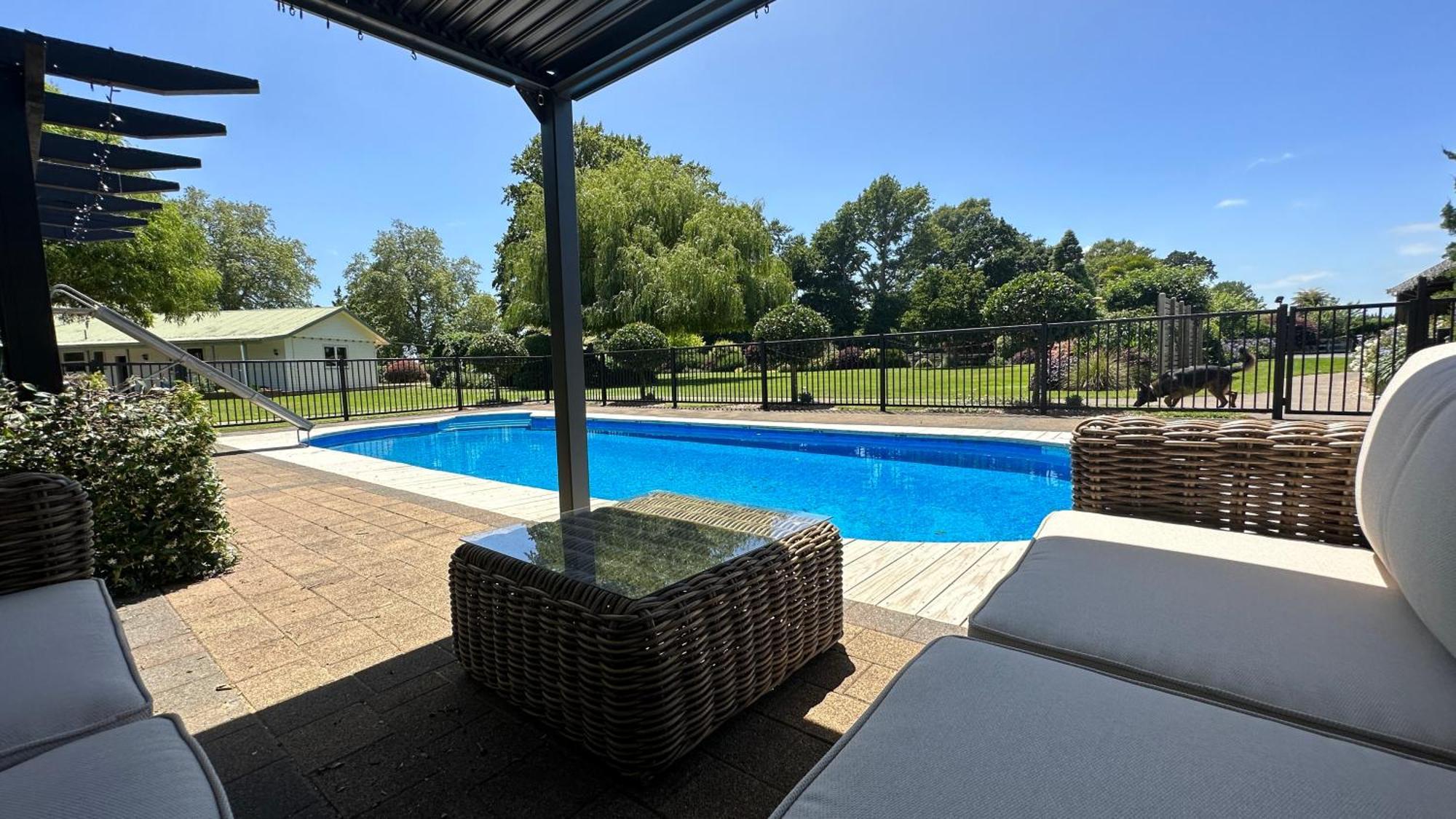 Rustling Oaks Nz Boho Pool House Hotel Cambridge Bagian luar foto