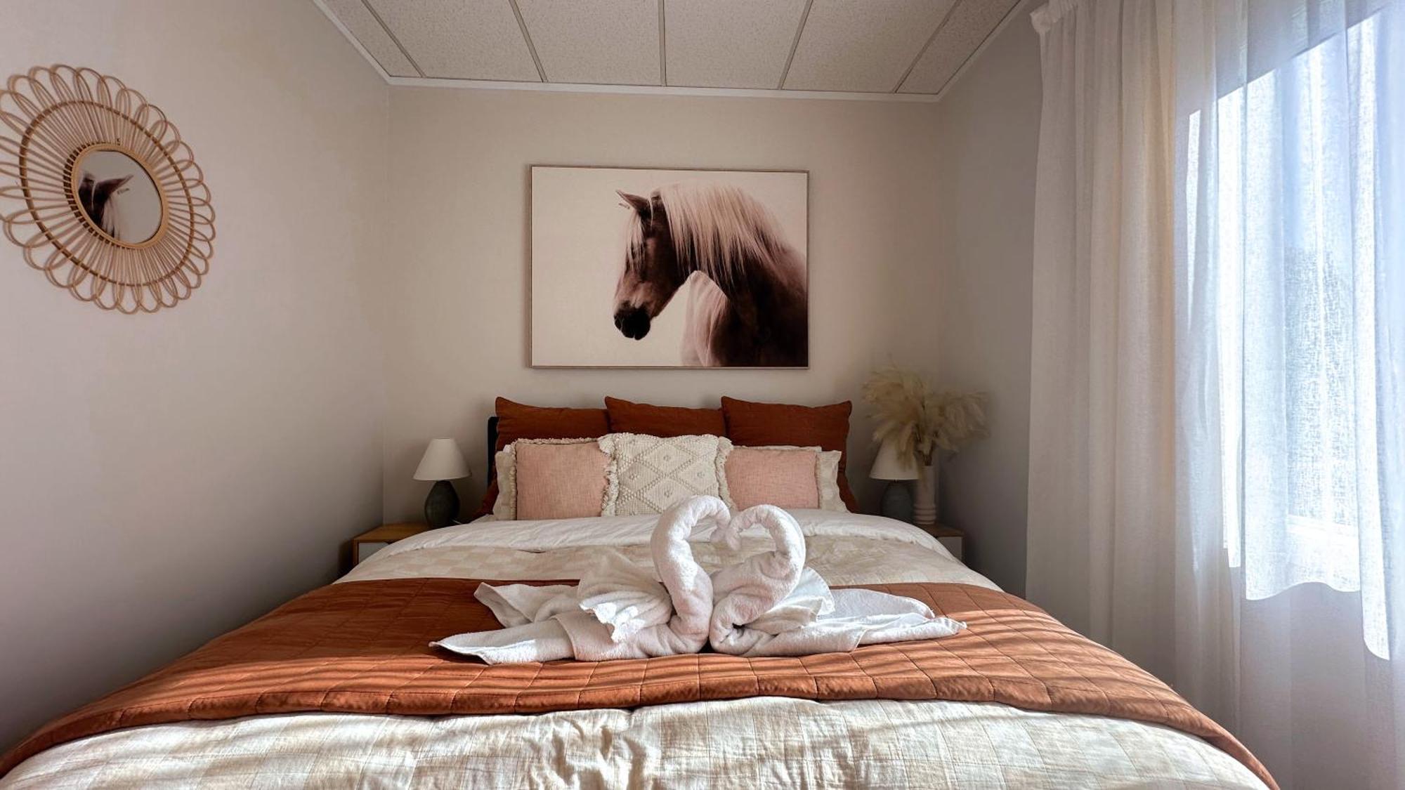 Rustling Oaks Nz Boho Pool House Hotel Cambridge Bagian luar foto